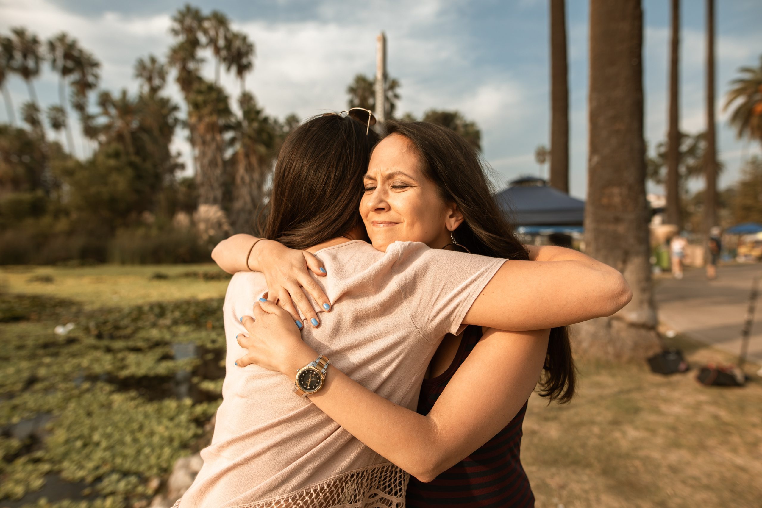 Dos amigas dándose un abrazo 