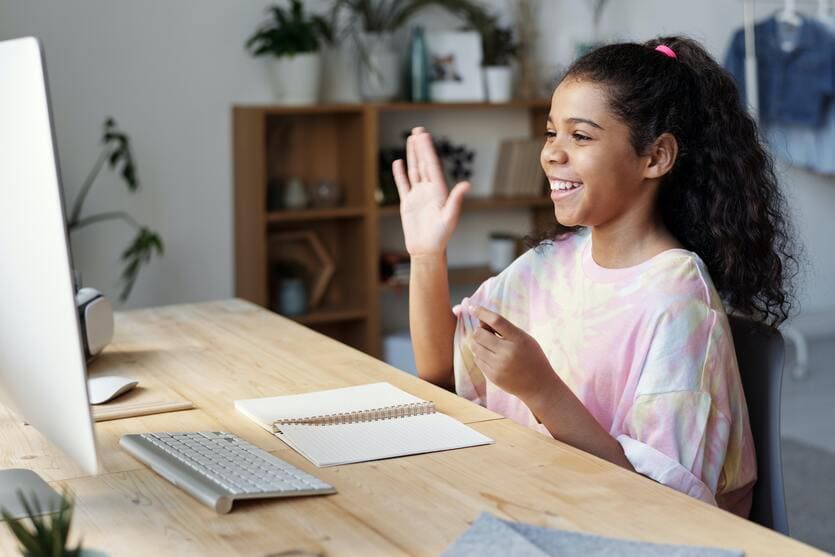 Niña trabajando su autoestima en terapia online