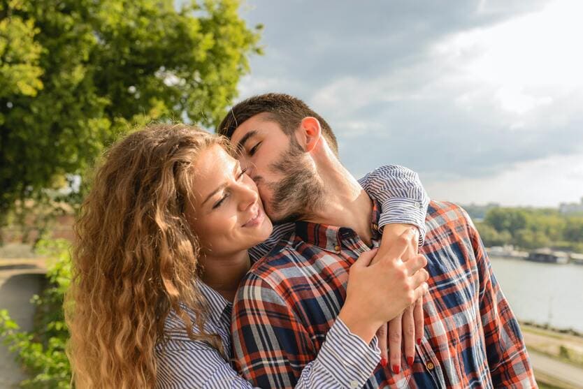 Dos personas contentas tras haber solucionado una discusión de pareja