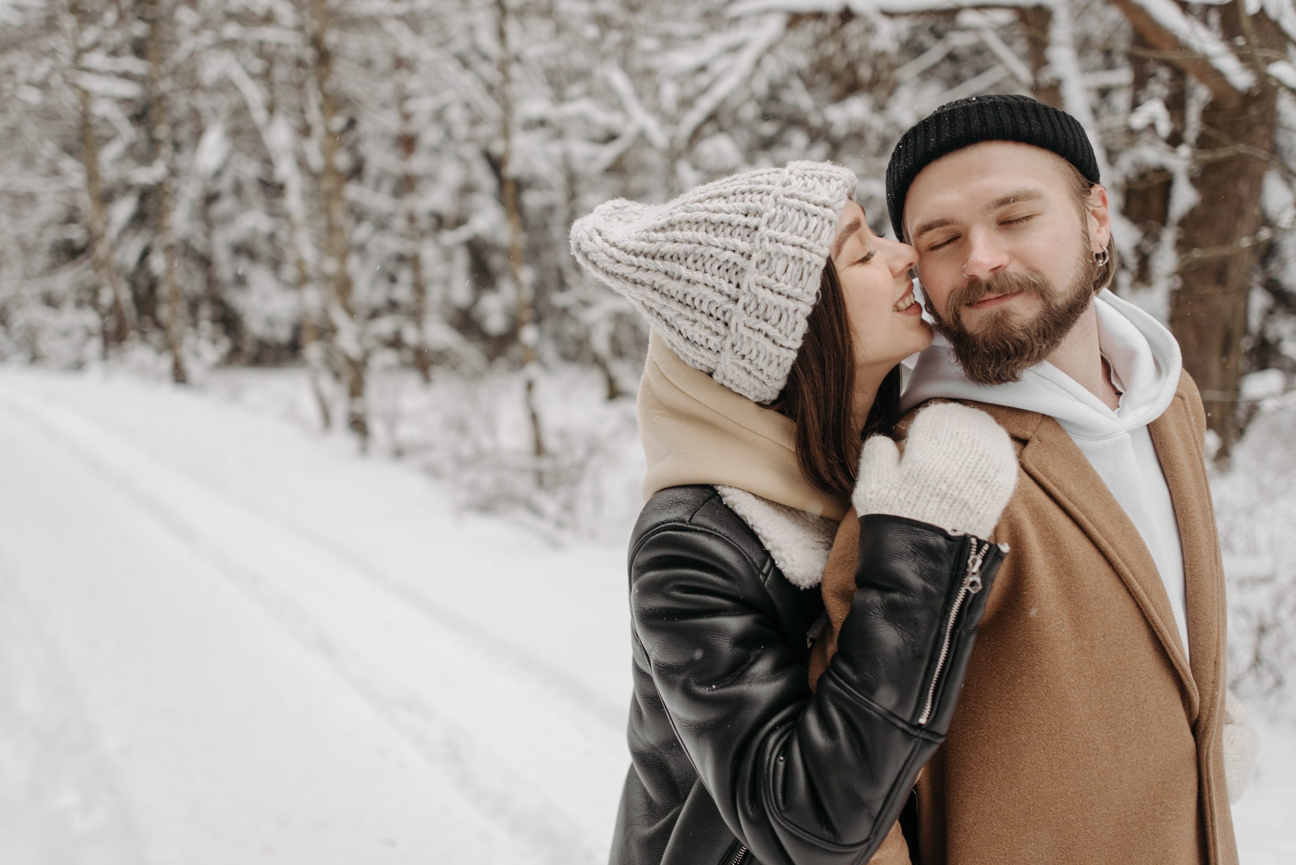 pareja feliz con apego disfrutando de la nieve