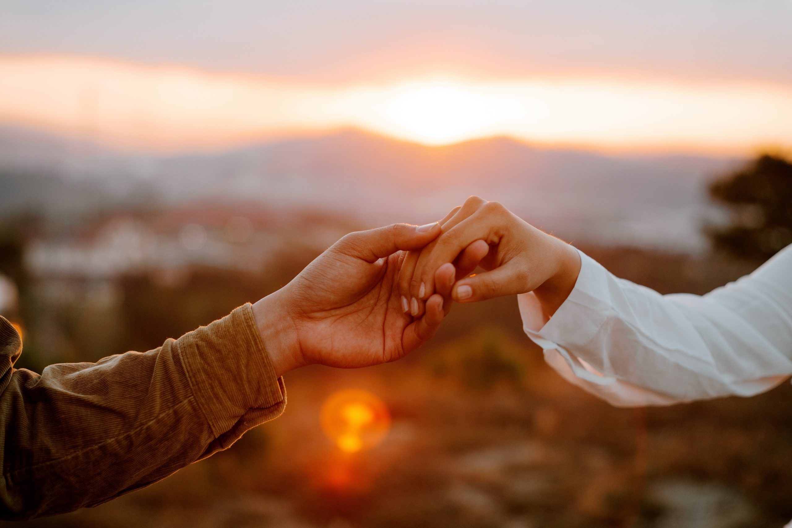 Pareja agarrándose de la mano