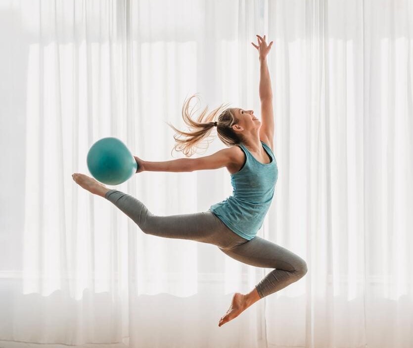 Deportista de alto rendimiento practicando gimnasia artística