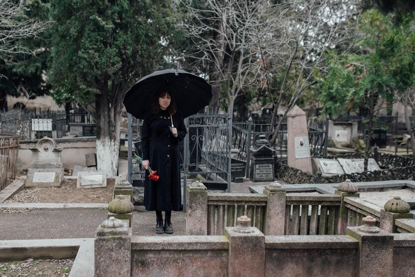 Chica en un cementerio en proceso de duelo