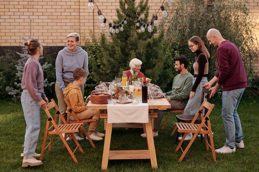 Familia haciendo una comida familiar