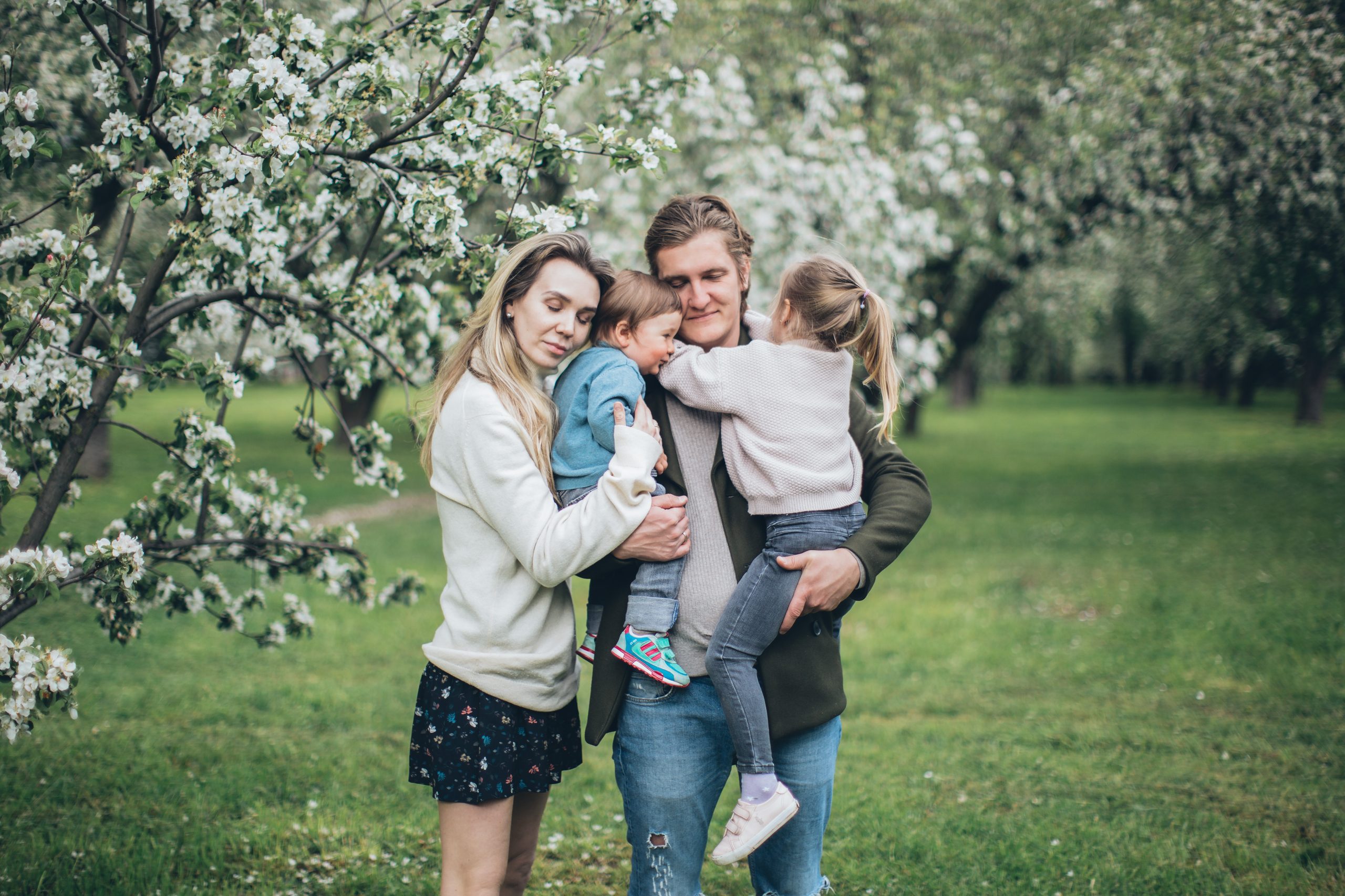 Familia abrazándose