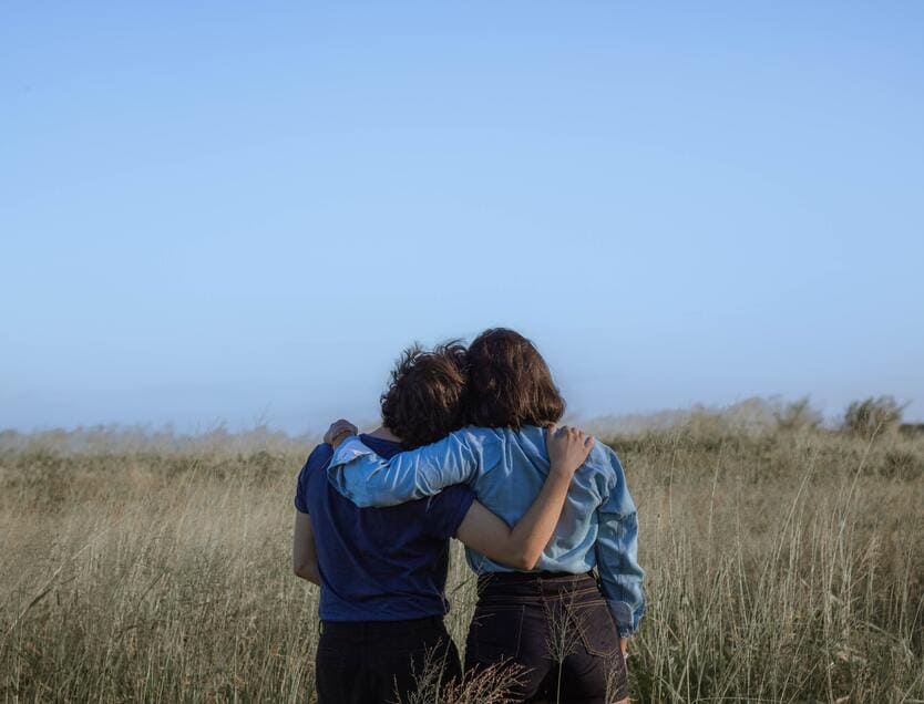 Pareja abrazándose