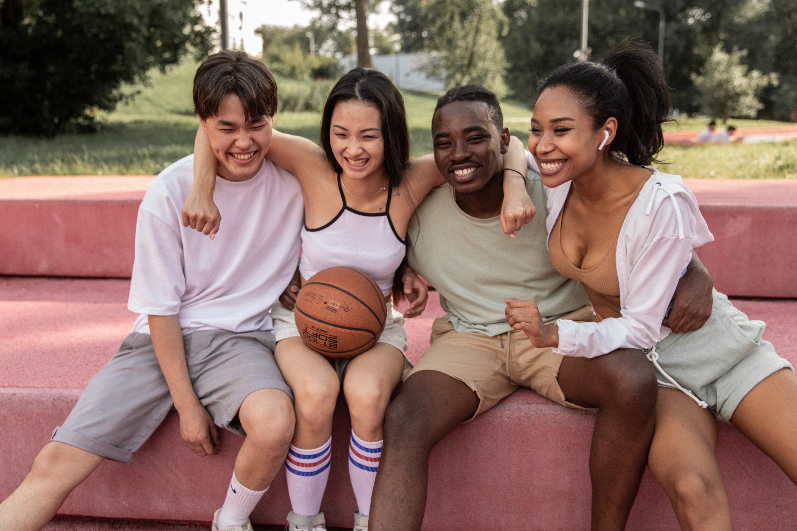 Grupo de adolescentes jugando al baloncesto