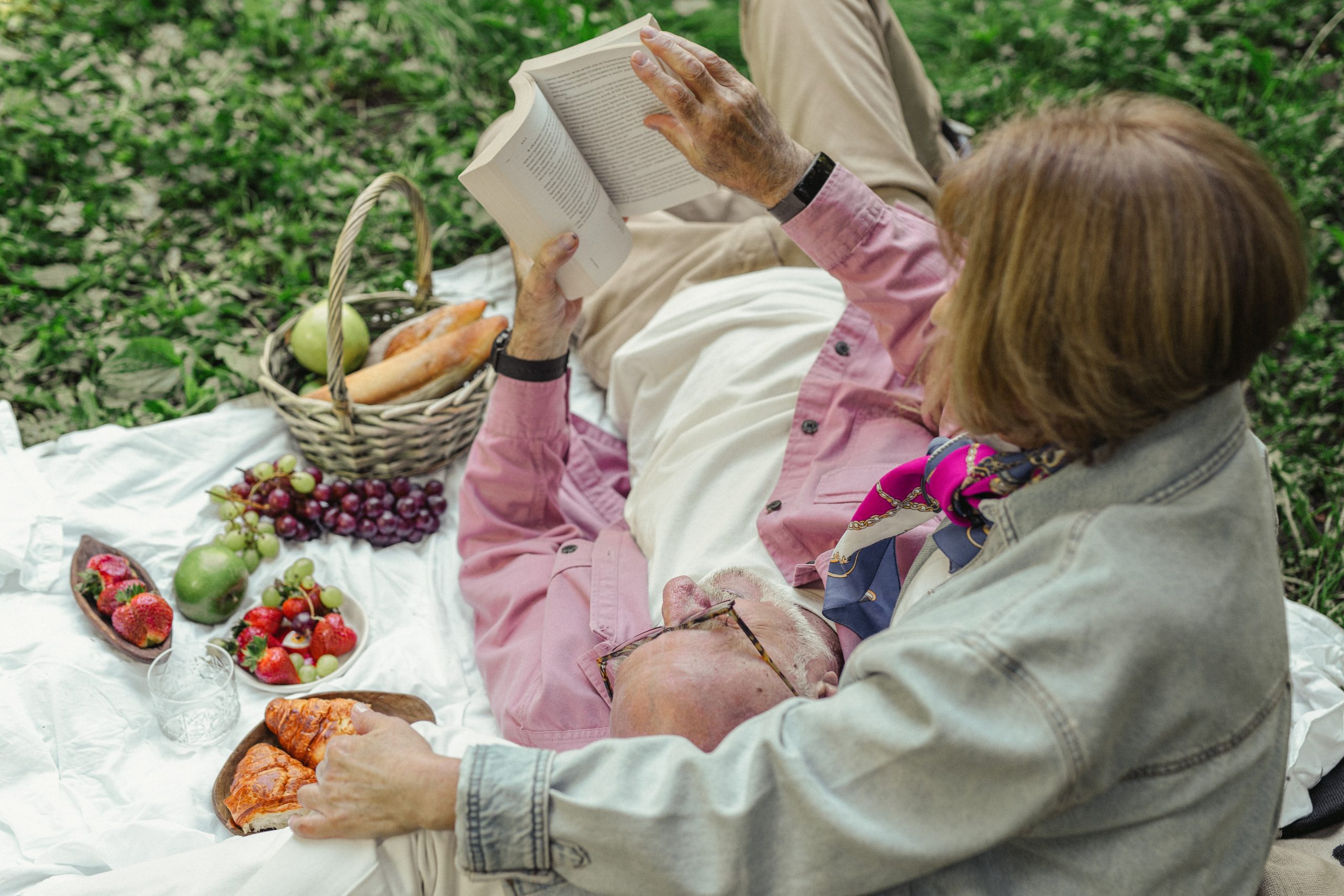 Pareja haciendo un picnic