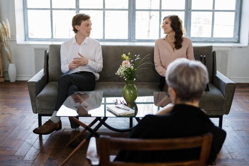 Dos personas asistiendo a terapia de pareja