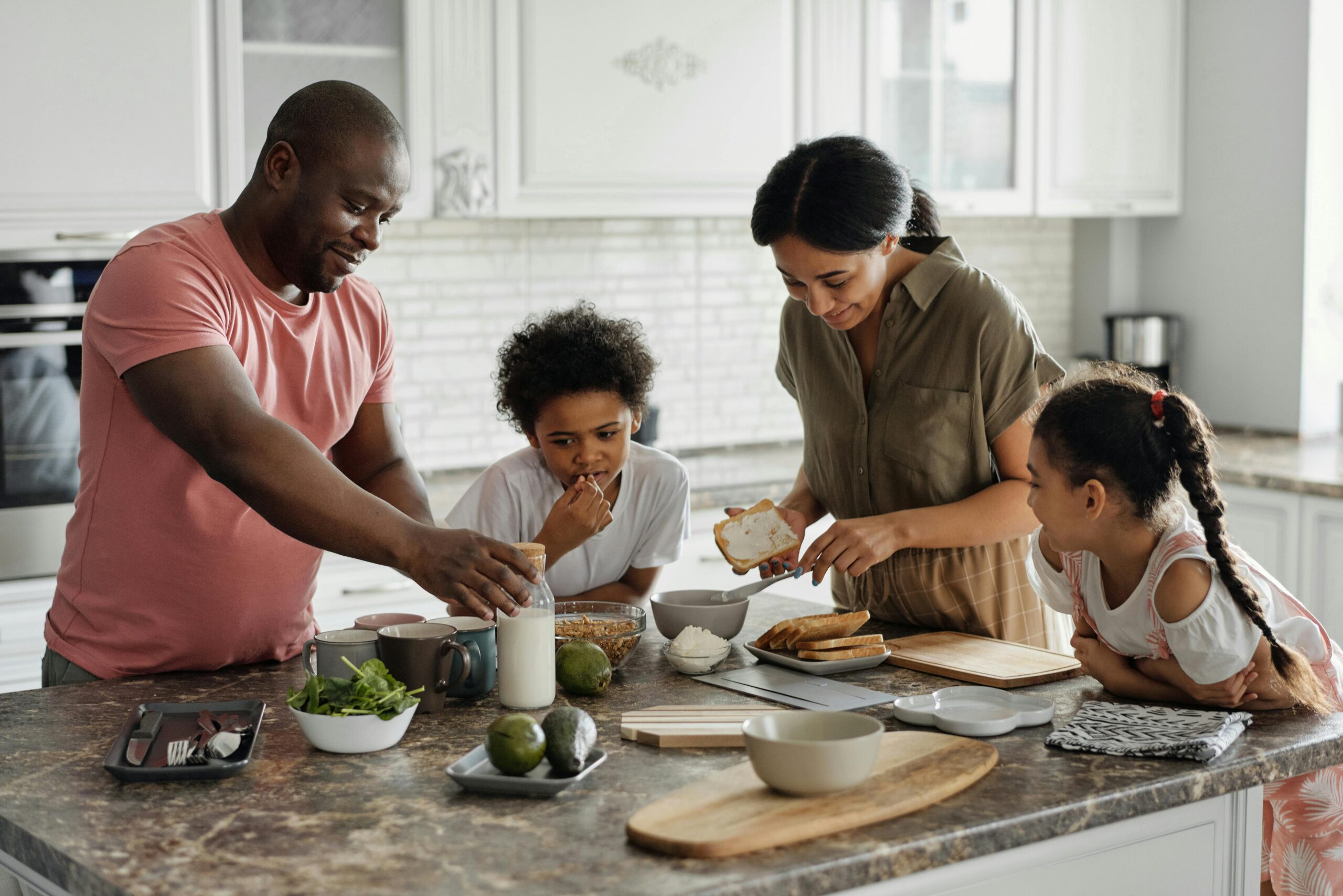 Familia cocinando